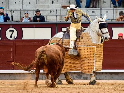 El sexto toro de Pedraza acude al caballo del picador Aurelio Cruz.