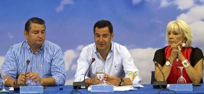 El presidente del PP andaluz, Juan Manuel Moreno (centro), el presidente del PP gaditano, Antonio Sanz, y la alcaldesa de Cádiz, Teófila Martínez.