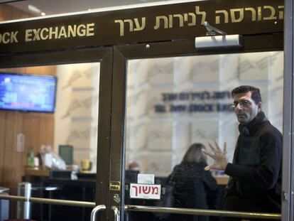 Un hombre sale de la Bolsa de Tel Aviv ayer.