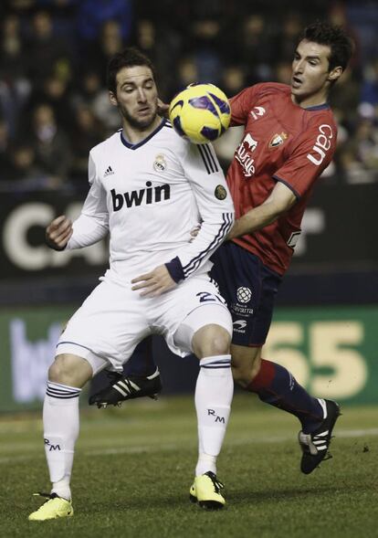 Higuaín recibe el balón ante Bertrán.