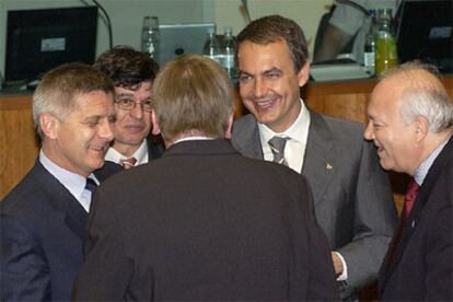 José Luis Rodríguez Zapatero (centro) y Miguel Ángel Moratinos (derecha) conversan con otros líderes europeos ayer en Bruselas.