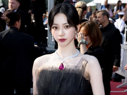 Karina posa en la alfombra roja de la presentación de 'A fuego lento' en Cannes (Francia), el 24 de mayo de 2023.