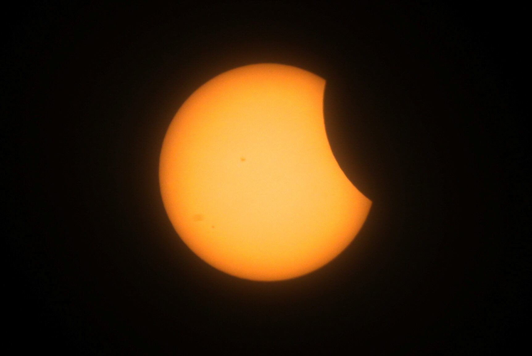 Vista del inicio del eclipse desde el puerto de Mazatlán (México). 