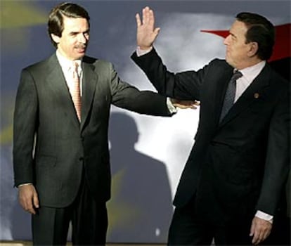 José María Aznar y Gerhard Schröder, antes de comenzar la reunión de esta mañana.