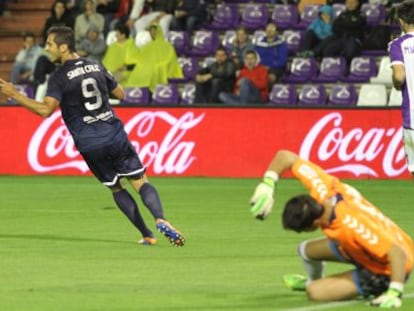 Santa Cruz celebra el primer gol del Málaga mientras Mariño se lamenta.
