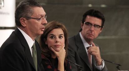 La vicepresidenta del Gobierno, Soraya Sáenz de Santamaría (c), junto a los ministros de Justicia, Alberto Ruiz Gallardón (i), e Industria, José Manuel Soria, en la rueda del consejo de ministros.