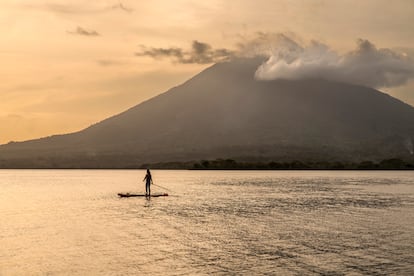 Él volcán Concepción visto desde playa Mangos, en la isla de Ometepe (Nicaragua).