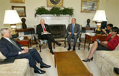 De izquierda a derecha, Colin Powell, Richard Cheney, George Bush y Condoleezza Rice charlan en el Despacho Oval de la Casa Blanca. PLANO GENERAL - ESCENA