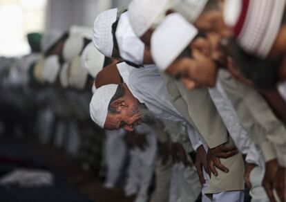 Muçulmanos indianos durante as orações das sextas-feiras na mesquita da cidade de Hyderabad (Índia), em 4 de julho de 2014.