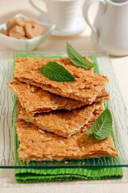 Coca de ‘llardons’ con piñones, un clásico catalán.