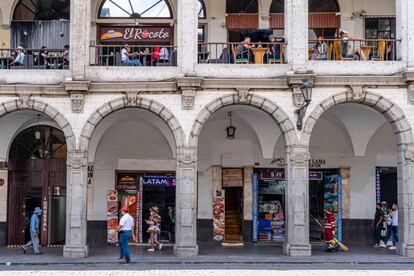 Cafés y restaurantes en los soportales de la plaza de Armas de Arequipa.