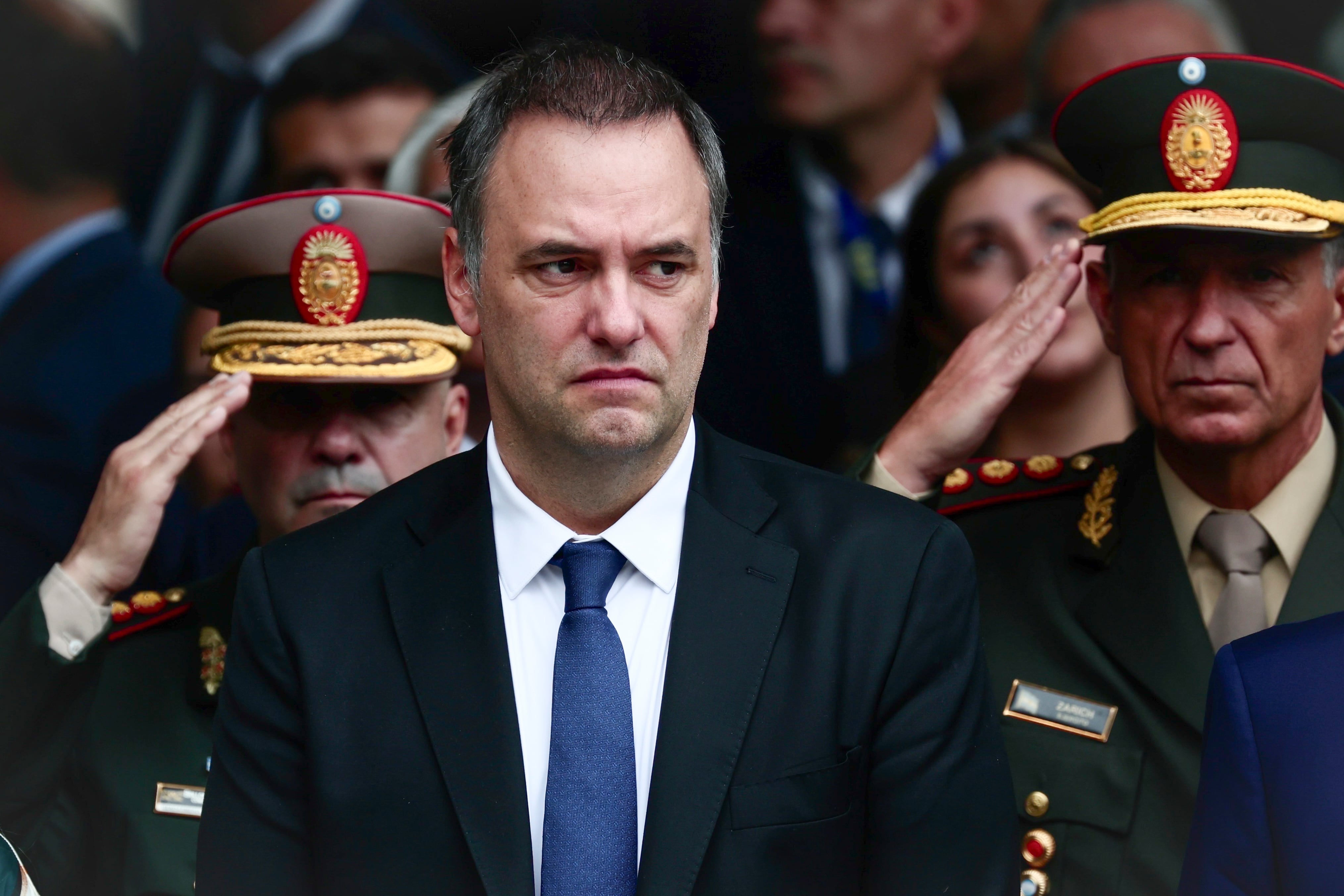 Los socios políticos de Milei piden la dimisión de su jefe de Gabinete, sospechado de corrupción