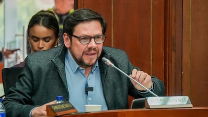 Diego Cancino participa en un debate en el Senado, en Bogotá