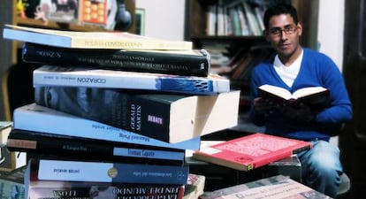 El escritor boliviano Mauricio Rodr&iacute;guez, rodeado de libros en su casa. 