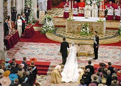 Doña Letizia y su padre, Jesús Ortiz, llegan al altar de la catedral, donde les espera el Príncipe.