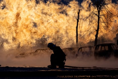Un bombero trabaja en las labores de extinción de un incendio provocado por los ataques rusos de esta madrugada en Kiev.