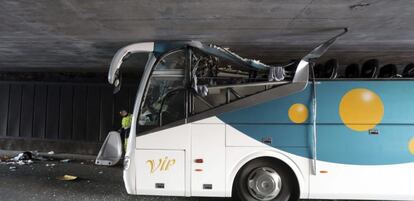 Restos del autob&uacute;s que transportaba cerca de sesenta estudiantes espa&ntilde;oles de Bilbao a Amsterdam que se empotr&oacute; esta madrugada en un t&uacute;nel demasiado bajo (de 2,60 metros) en Francia