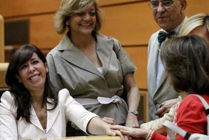 Sánchez-Camacho (sentada), es felicitada  por Rosa Vindel y Manuel Atalaya, senadores del PP.