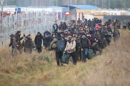 Un grupo de migrantes camina a lo largo de la frontera de Bielorrusia para intentar entrar en Polonia, en noviembre de 2021.