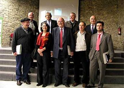 Los patronos de la Fundacin Naturgintza. De izquierda a derecha, en primera fila, Nicols Segurola, Arantza Urretabizkaia, Juan Celaya, Juanjo Sansebastin, Juan Andrs Gutirrez. Detrs, Jos ?ngel Cuerda, Pedro Miguel Etxenike, Antxon Bandrs, Javier Retegi.