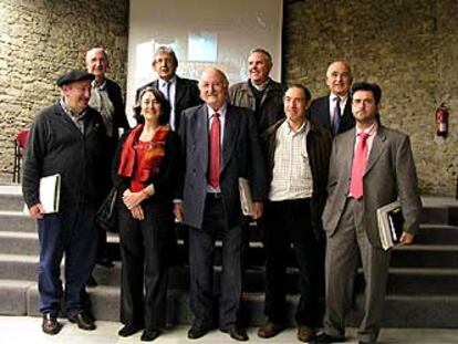 Los patronos de la Fundación Naturgintza. De izquierda a derecha, en primera fila, Nicolás Segurola, Arantza Urretabizkaia, Juan Celaya, Juanjo Sansebastián, Juan Andrés Gutiérrez. Detrás, José Ángel Cuerda, Pedro Miguel Etxenike, Antxon Bandrés, Javier Retegi.