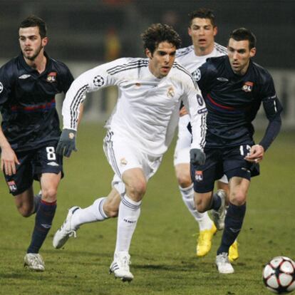 Dos jugadores del Olimpique de Lyon hostigan  a Kaká, que retiene demasiado el balón, detrás Cristiano Ronaldo