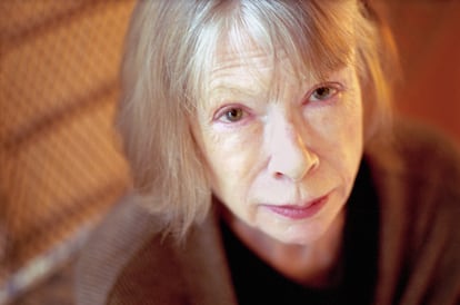 Joan Didion, retratada en su apartamento del alto Manhattan en enero de 2003.