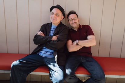 Los directores Pablo Berger y J. A. Bayona, nominados al Oscar gracias a 'Robot Dreams' (mejor película de animación) y 'La sociedad de la nieve' (mejor película internacional), el 8 de marzo de 2024 en el restaurante Telefèric de Los Ángeles, California. 