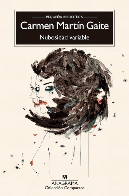 Nubosidad variable de Carmen Martín Gaite (Anagrama)
Quizás ya muchas habéis leído esta novela, una de las favoritas sobre la amistad femenina. Sofía y Mariana son dos amigas que se reencuentran, después de treinta años separadas, a través de cartas en las que exploran sus decepciones, soledades y anhelos. Solo Martín Gaite es capaz de construir dos voces narrativas tan diferentes que cambian de registro con destreza y delicadeza, con una prosa que brilla por su plasticidad. El personaje de Sofía representa una angustia femenina muy común en la generación de nuestras madres, la de la monotonía que deriva en infelicidad, mientras que Mariana es una mujer independiente que tampoco ha encontrado la respuesta a sus preguntas. Juntas emprenderán un proceso de búsqueda, en el que se enfrentan a la realidad de su propia vida y a las decisiones de su pasado. Y si algo tienen en común es ese deseo de huida que desemboca en el mar, por lo que esta novela es perfecta para un verano tan atípico como el que estamos viviendo.