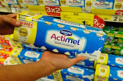 Un paquete de Actimel en un supermercado.