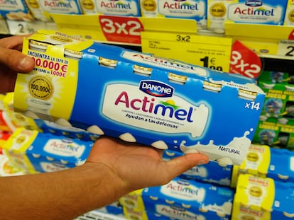 Un paquete de Actimel en un supermercado.