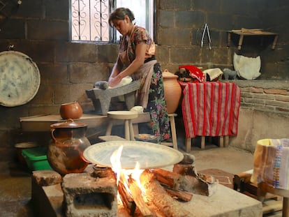 Una mujer usa leña para cocinar en Chiapas, México.