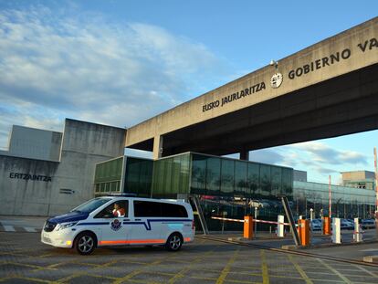 Una patrulla de la Ertzaintza sale hacia un servicio.