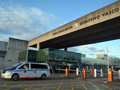 Un hombre armado que se atrincheró en su vivienda de Vitoria fallece al dispararse en la cabeza