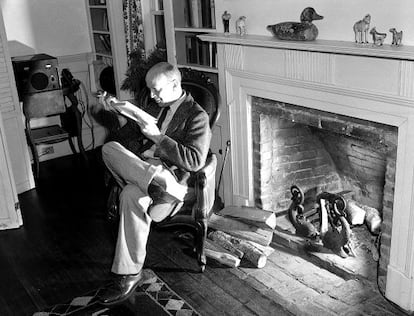 John Dos Passos, retratado en su casa de Provincetown en 1942. 