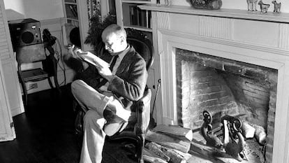 John Dos Passos, retratado en su casa de Provincetown en 1942. 