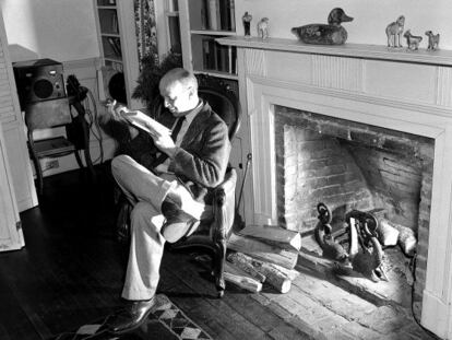 John Dos Passos, retratado en su casa de Provincetown en 1942. 