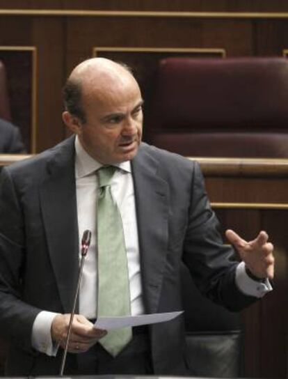 El ministro de Economía y Competitividad, Luis de Guindos, durante su intervención hoy en la sesión de control al Ejecutivo en el Congreso de los Diputados.