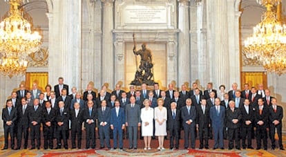 Recepción de los Reyes en el Palacio Real al comité de honor de los actos conmemorativos del 25º aniversario de la Constitución, el 17 de septiembre pasado. En primera fila, de izquierda a derecha: Miguel Sanz (presidente de Navarra), Francisco Camps (Valencia), Ramón Valcárcel (Murcia), Miguel Ángel Revilla (Cantabria), Manuel Fraga (Galicia), Jordi Pujol (Cataluña), Francisco Hernando (presidente del Tribunal Supremo), Juan José Lucas (Senado), José María Aznar (presidente del Gobierno), el rey Juan Carlos, la reina Sofía, Luisa Fernanda Rudi (Congreso de los Diputados), Manuel Jiménez de Parga (Constitucional), Javier Arenas (vicepresidente del Gobierno), Juan José Ibarretxe (Euskadi), Manuel Chaves (Andalucía), Vicente Álvarez Areces (Asturias), Pedro Sanz (La Rioja), José Bono (Castilla-La Mancha) y Adán Martí (Canarias).