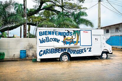 Un puesto de hamburguesas caribeñas.