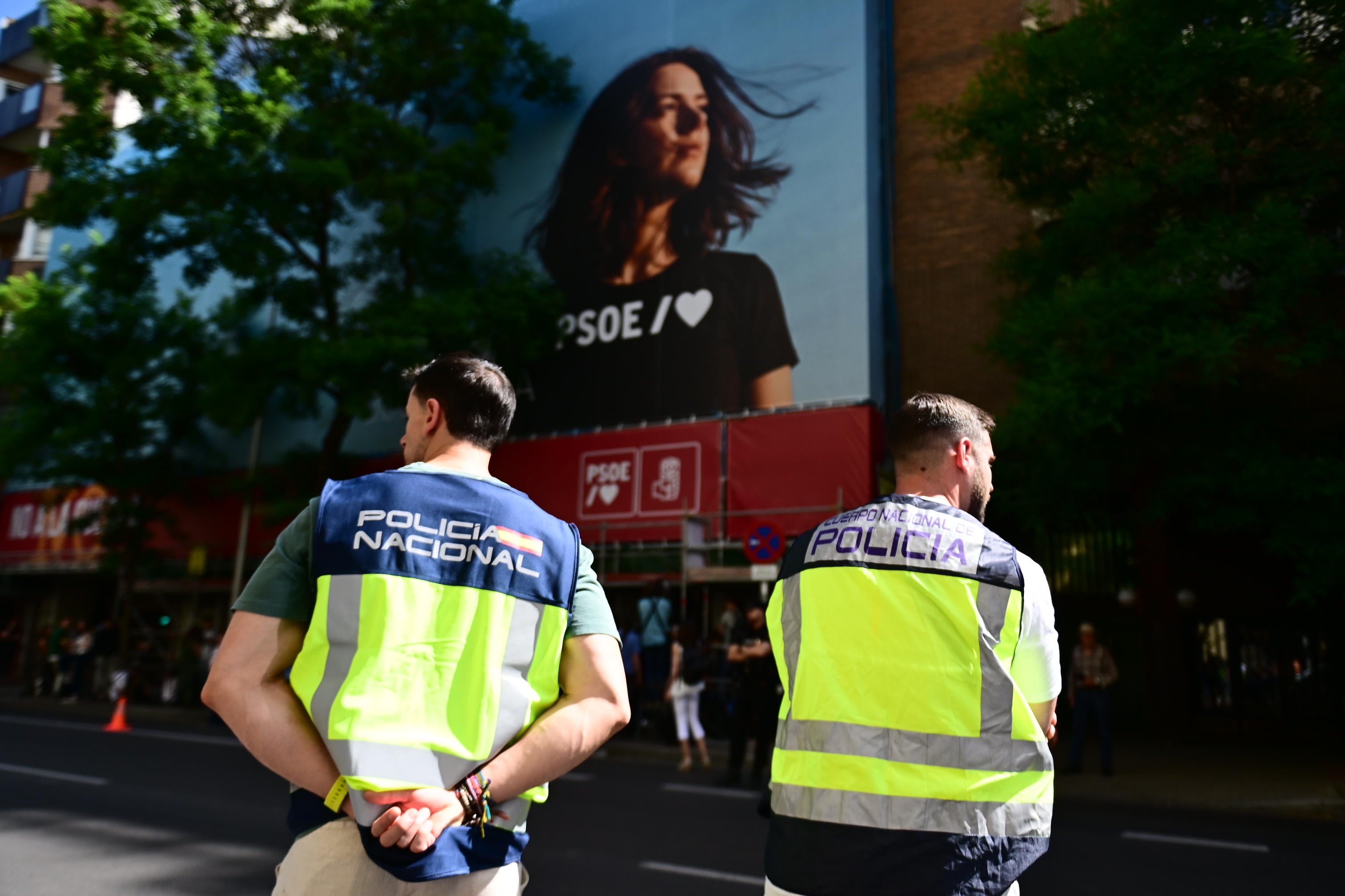 Dos agentes de la Policía Nacional, a las puertas de la sede del PSOE este miércoles.