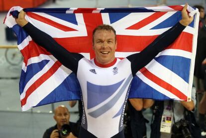 Sir Chris Hoy celebrando su victoria en Keirin masculino