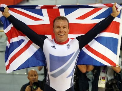 Sir Chris Hoy celebrando su victoria en Keirin masculino