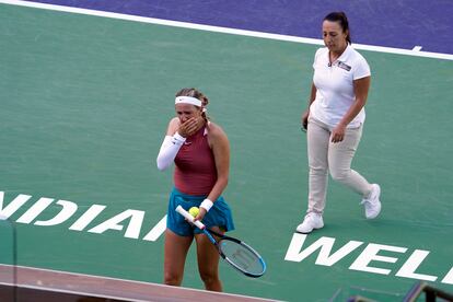 La juez de silla acude a consolar a Azarenka, el día 14 en Indian Wells.