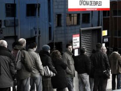 Colas en una oficina de empleo.