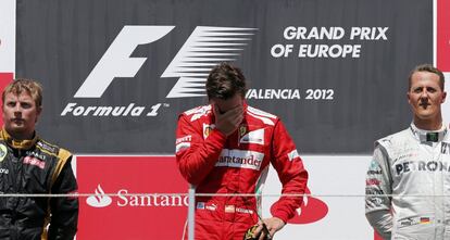 Alonso, emocionado, junto a Raikkonen y Schumacher