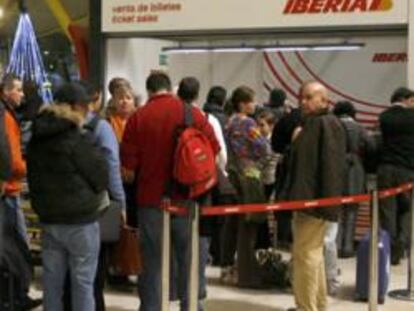 Un grupo de pasajeros frente a un mostrador de Iberia
