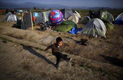 Un niño juega a la pelota en el campo de refugiados de Idomeni, en la frontera entre Grecia y Macedonia.