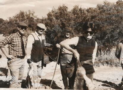 En primer plano la profesora y periodista María Dolores Fernández-Fígares, y detrás, el séptimo duque de Welligton, en una cacería celebrada en la finca en 1973.