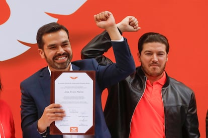 Jorge Álvarez Máynez sostiene su registro como precandidato a la presidencia, junto a Samuel García, en Ciudad de México, el 10 de enero de 2024.